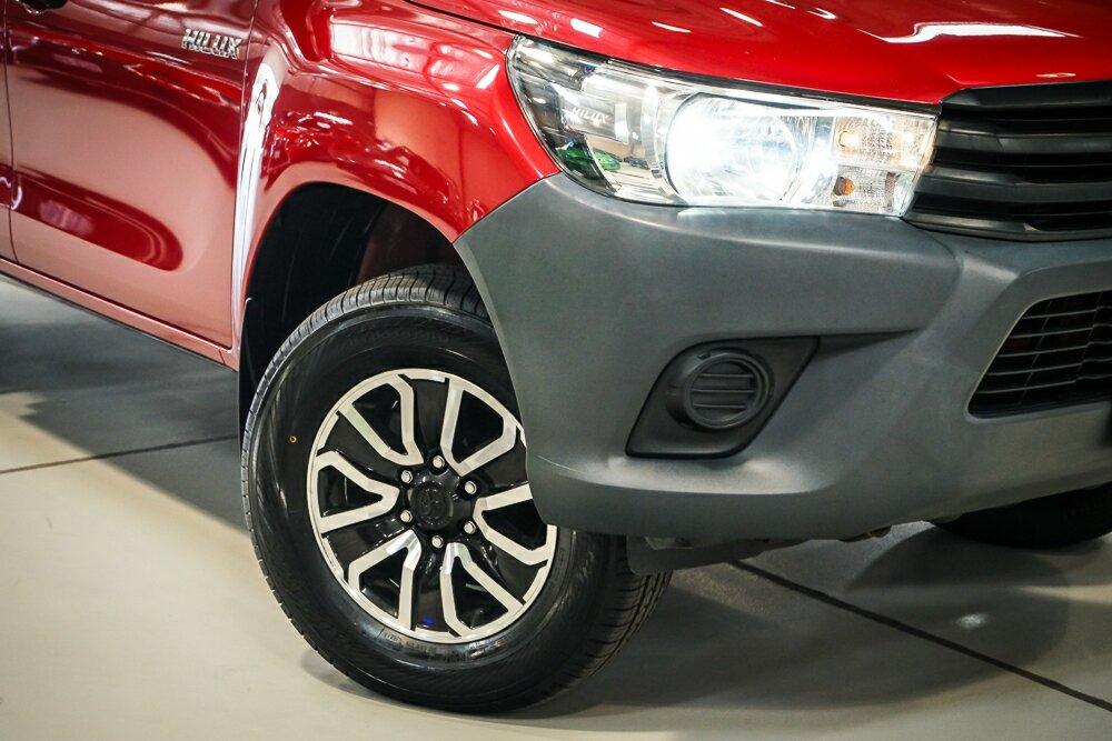 Toyota Hilux image 2