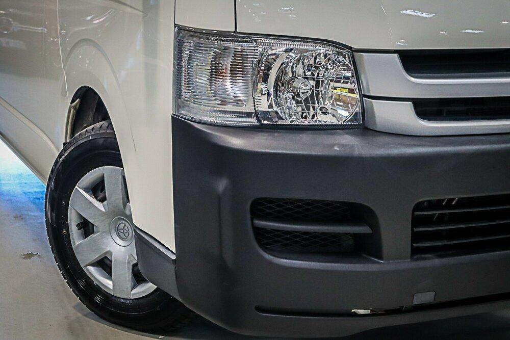 Toyota Hiace image 2