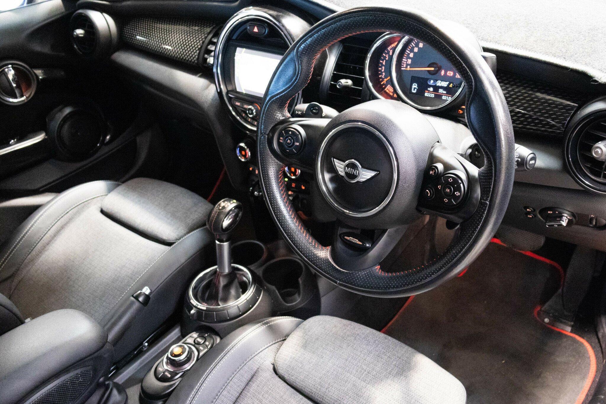 Mini Hatch image 4