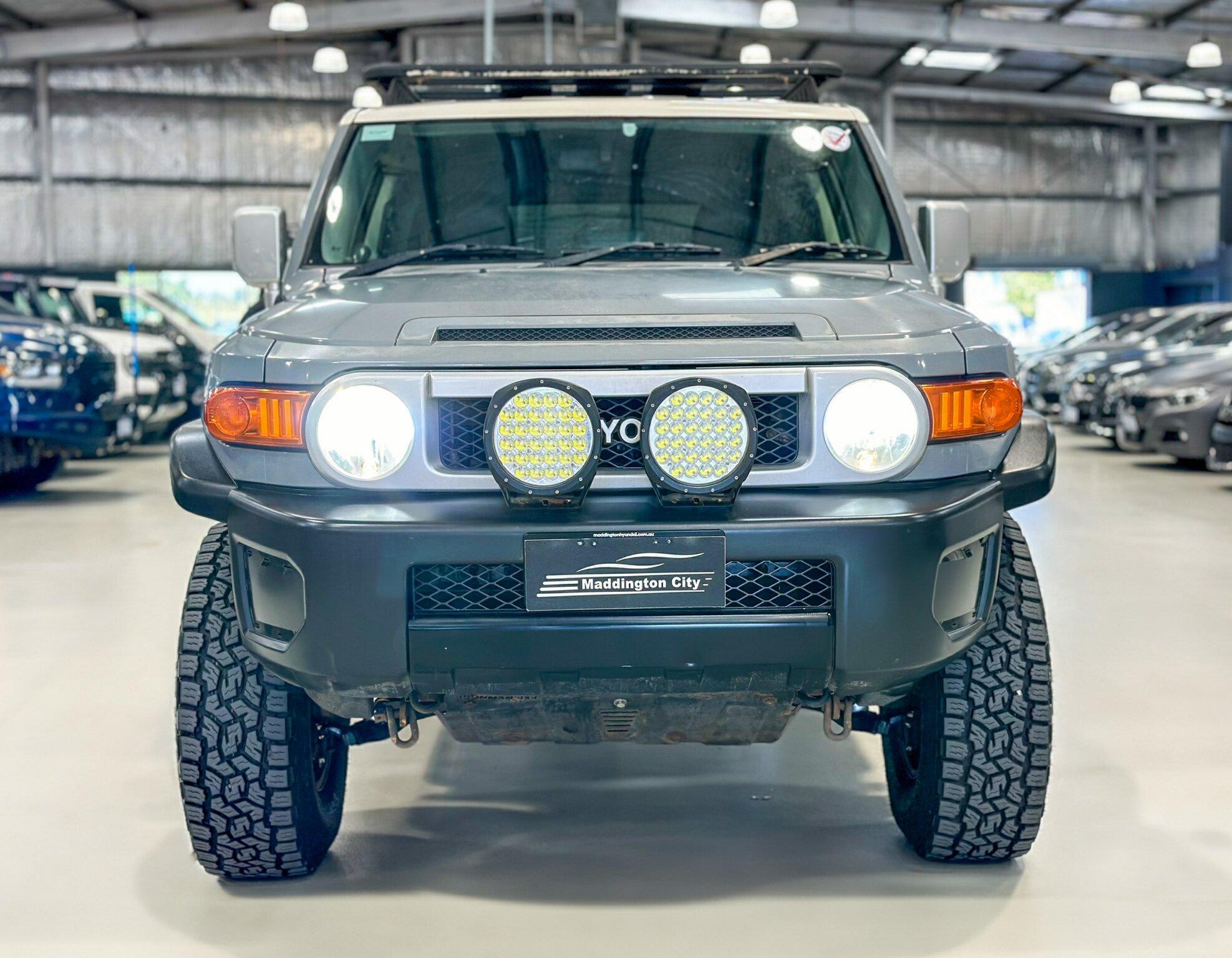 Toyota Fj Cruiser image 2