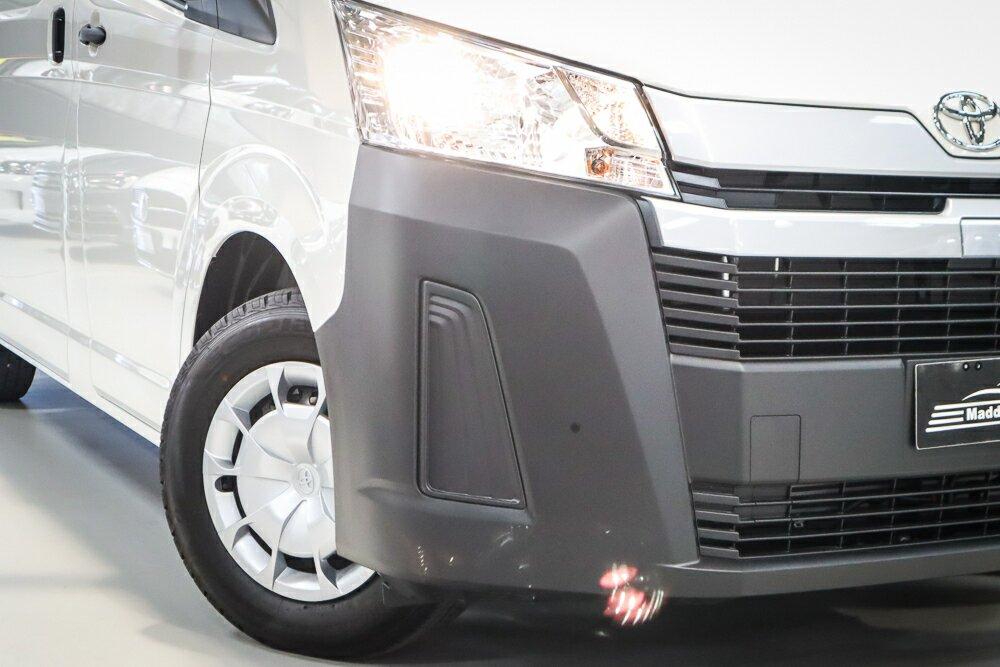 Toyota Hiace image 2