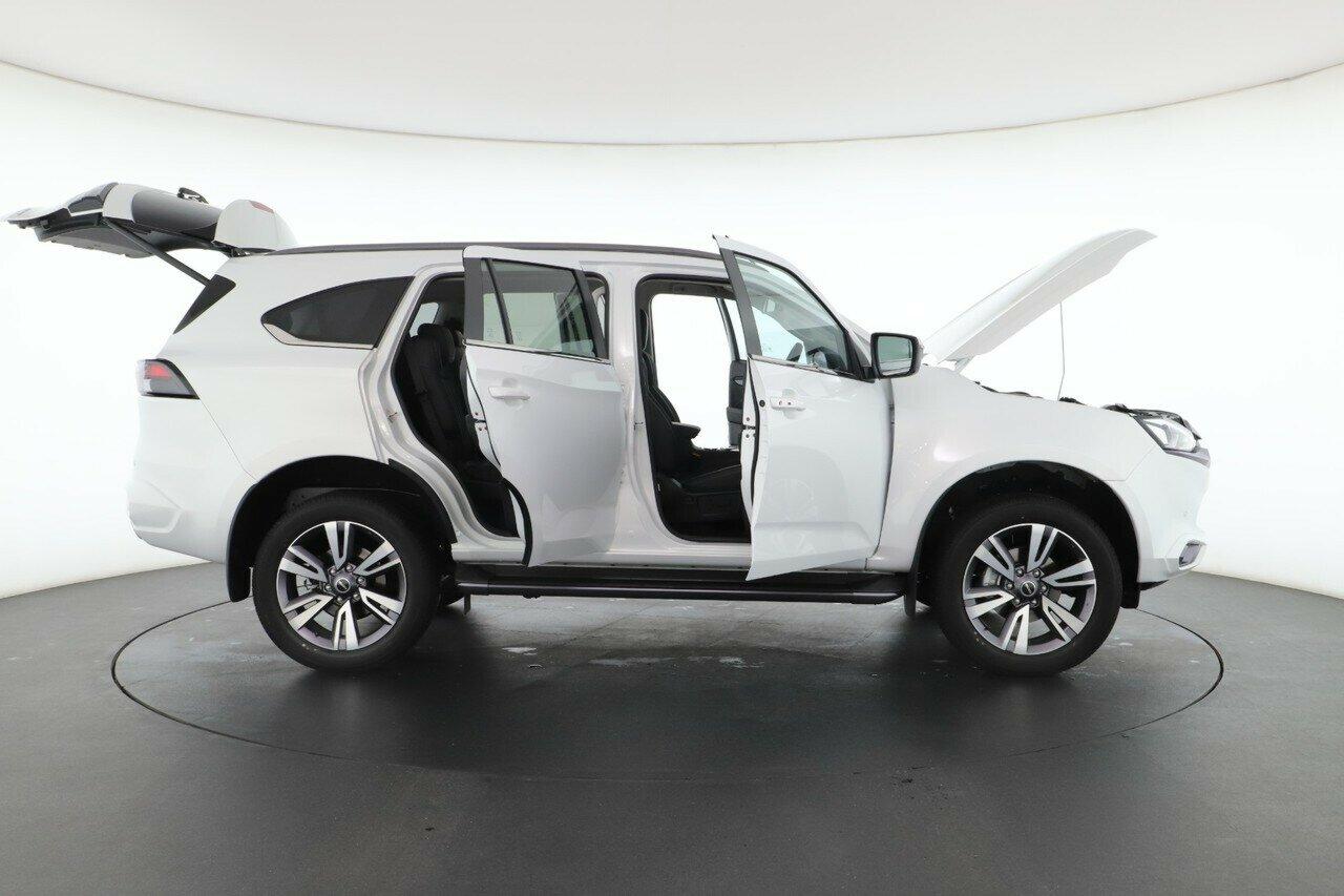 Isuzu Mu-x image 3