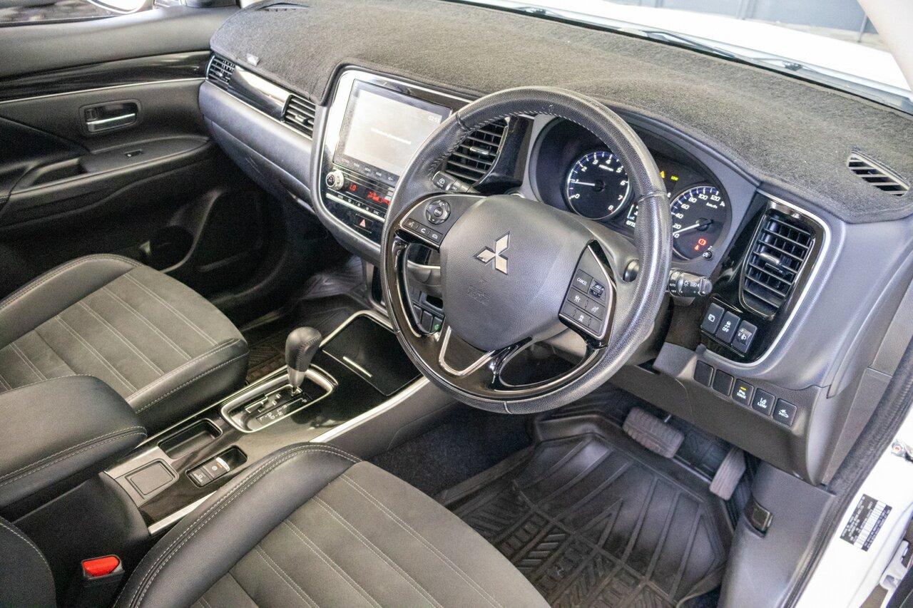 Mitsubishi Outlander image 4
