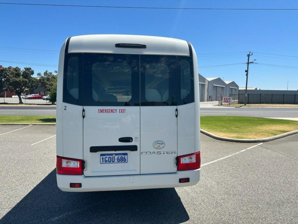 Toyota Coaster image 4