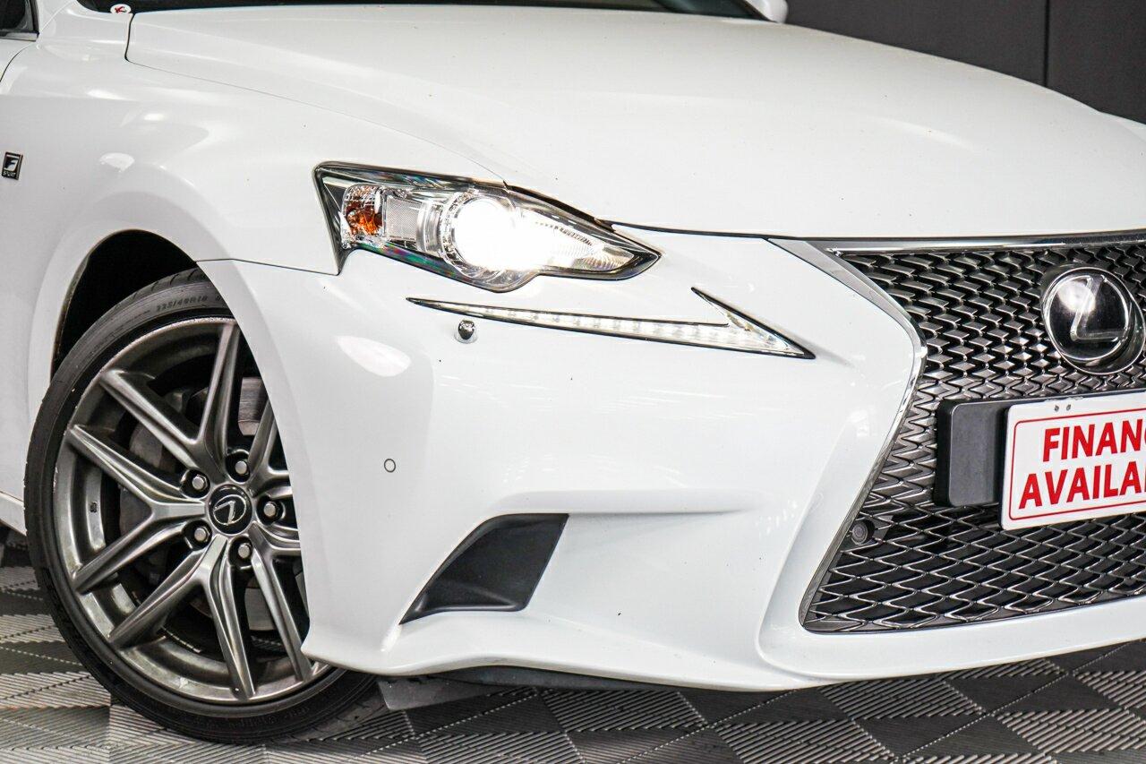 Lexus Is image 2