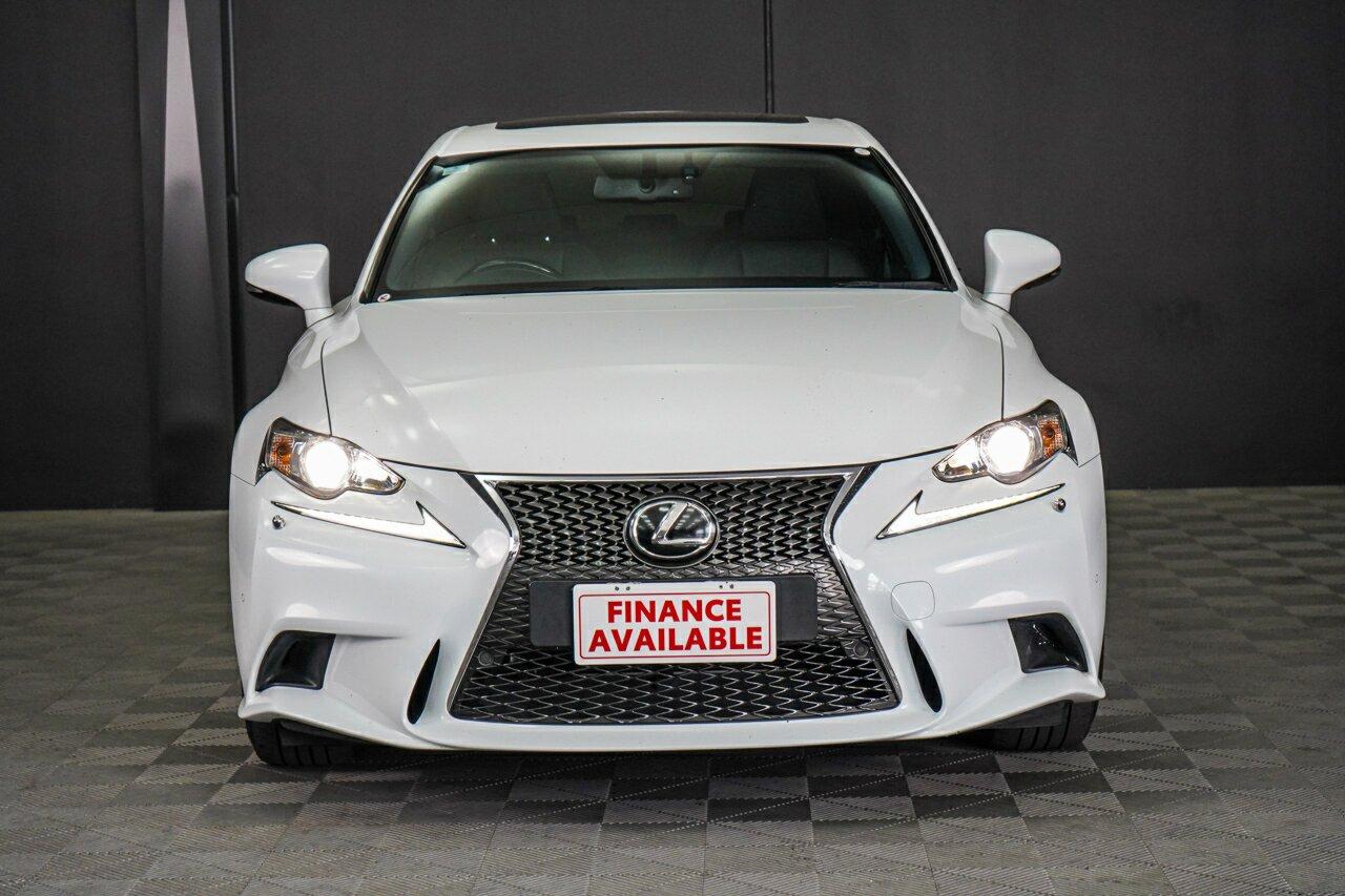 Lexus Is image 3