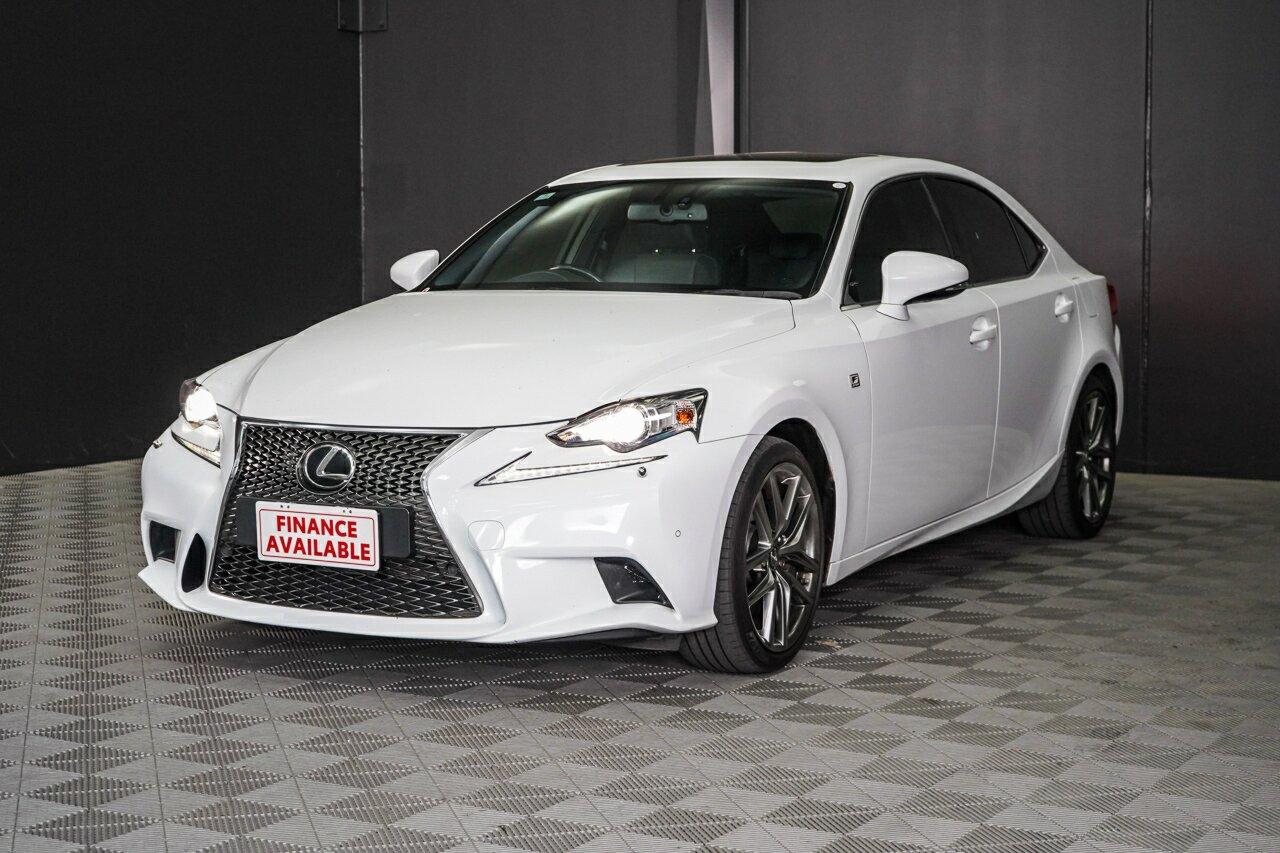 Lexus Is image 4