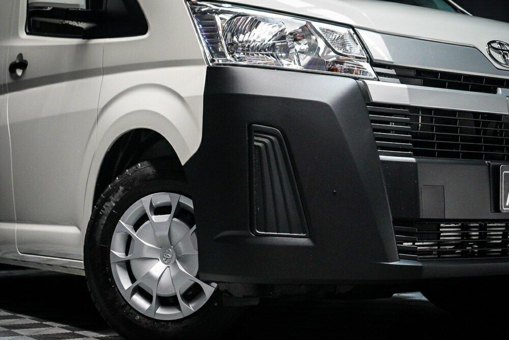 Toyota Hiace image 2