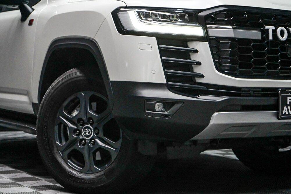 Toyota Landcruiser image 2