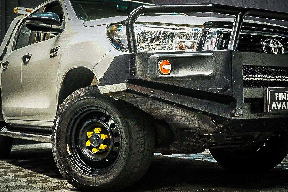 Toyota Hilux image 2