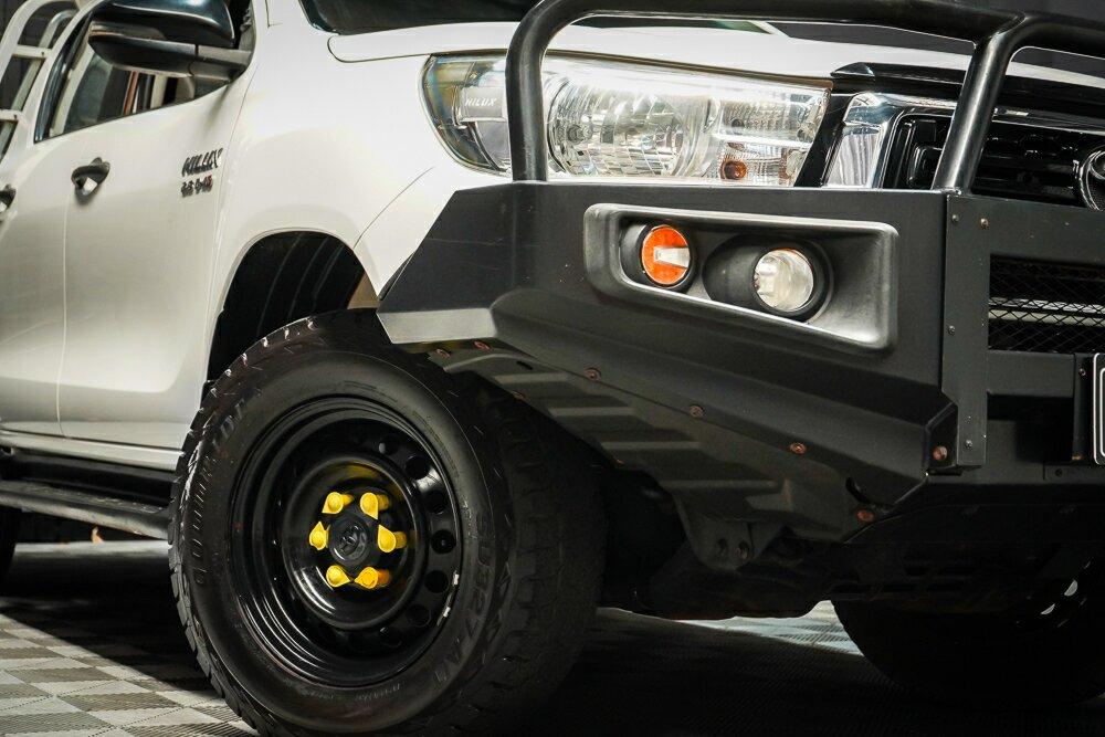 Toyota Hilux image 2
