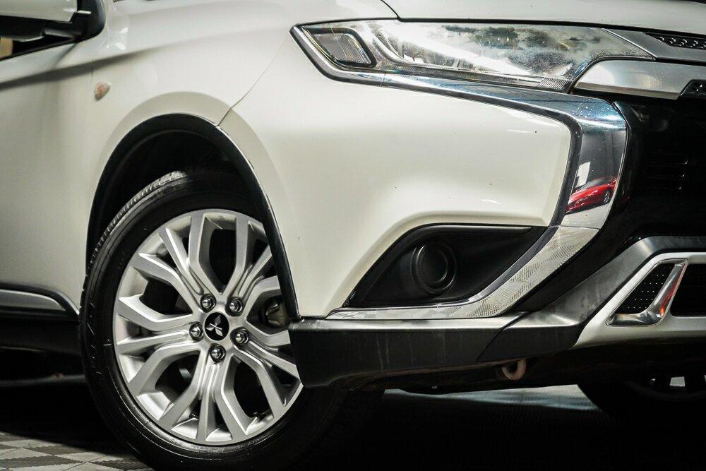 Mitsubishi Outlander image 2