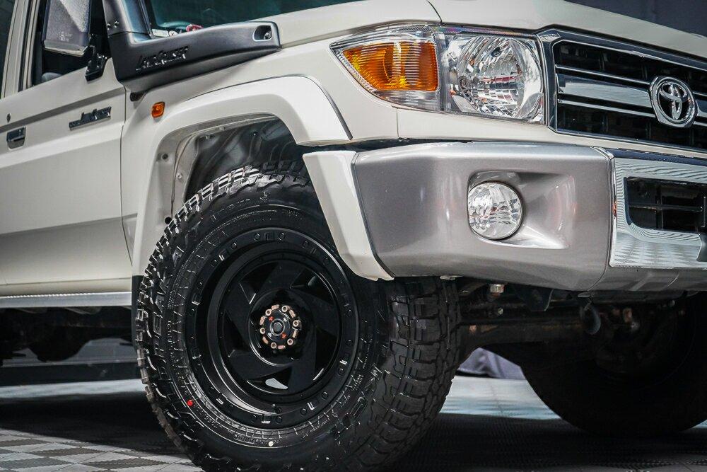 Toyota Landcruiser image 2