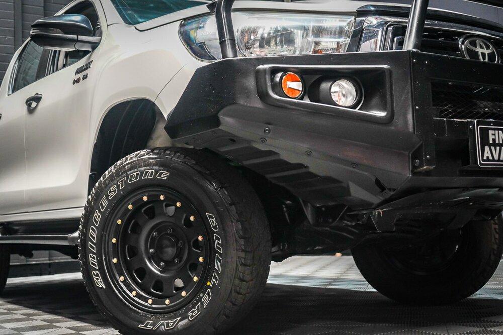 Toyota Hilux image 2
