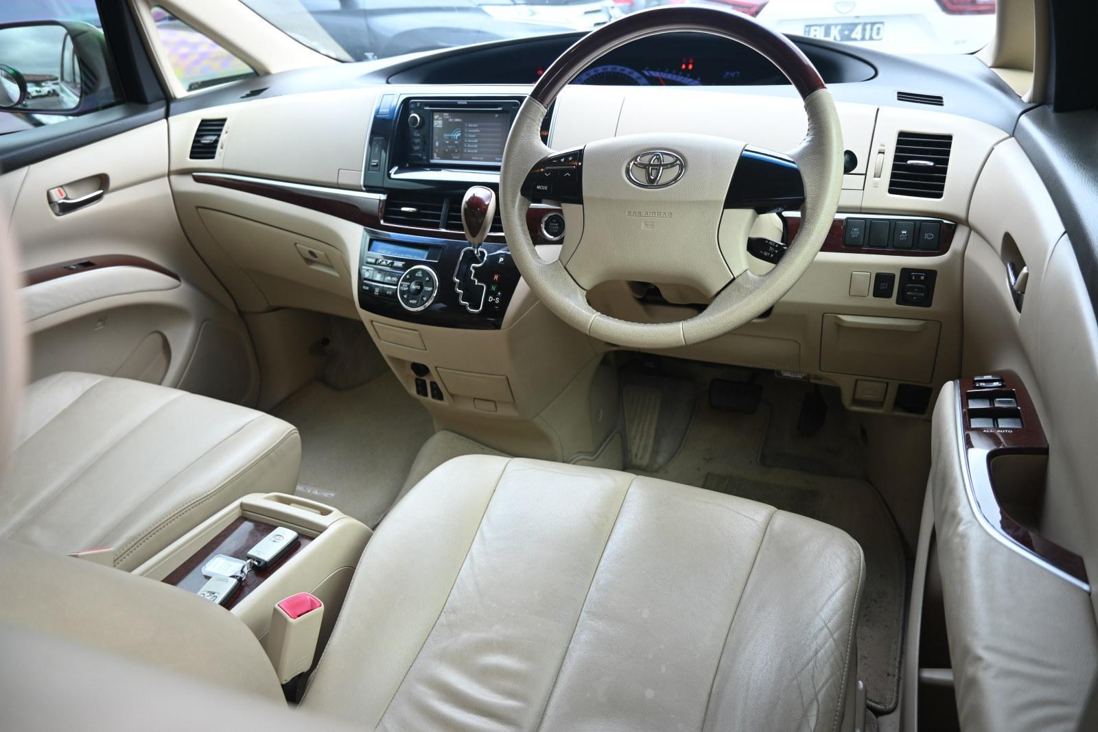 Toyota Tarago image 3